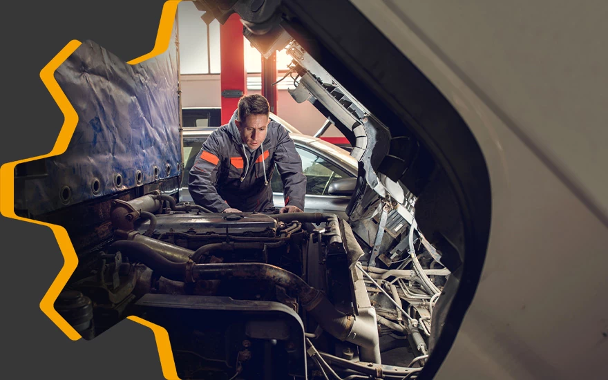 Mechanik naprawiający ciężarówką