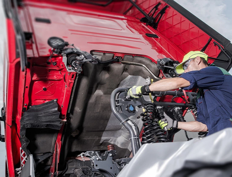 naprawa czerwonej ciężarówki