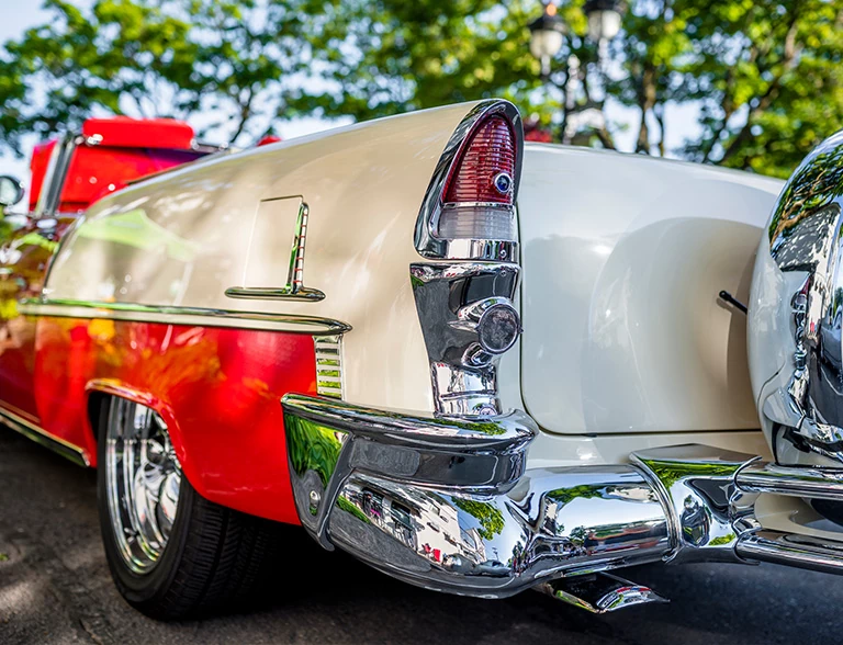 Czerwony długi samochód