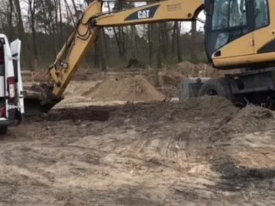 Koparka w&nbsp;ruchu