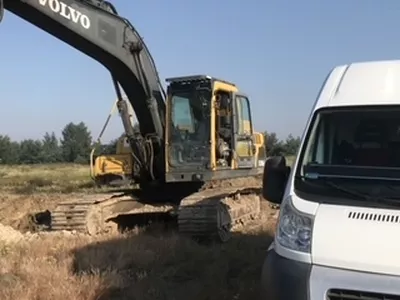 Koparka na&nbsp;placu budowy